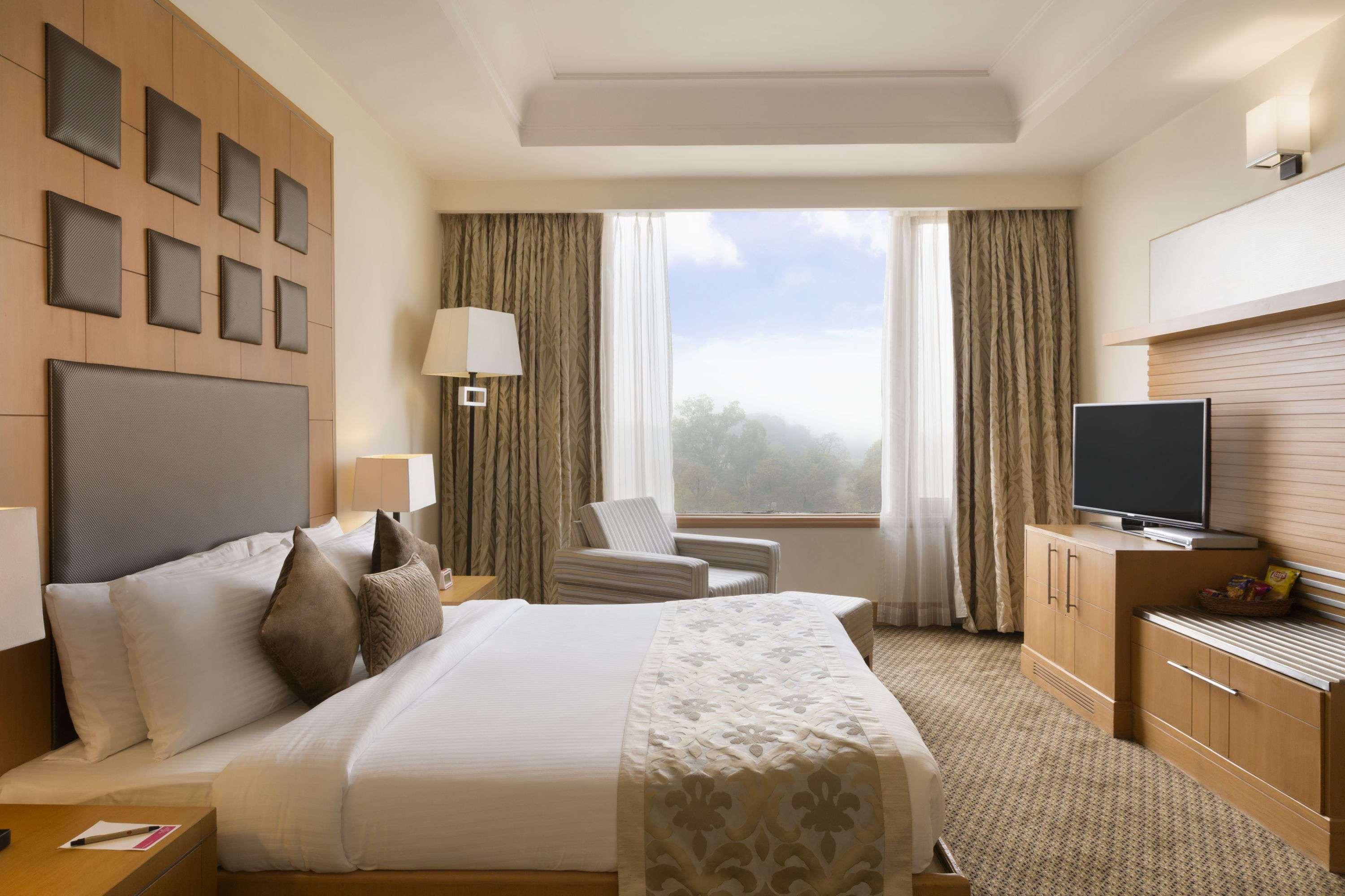 Hotel Ramada Plaza By Wyndham Jhv 5*